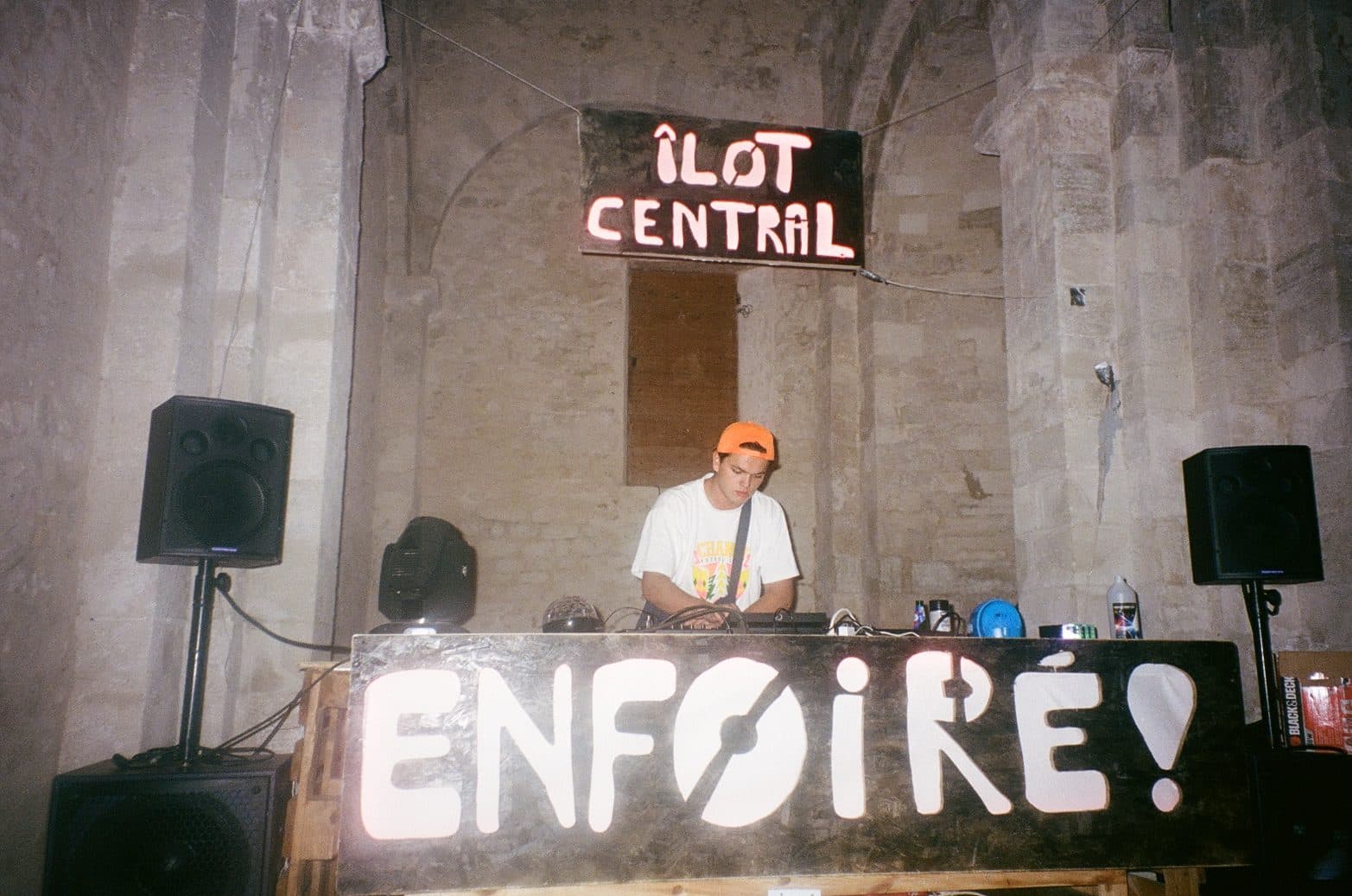 DJ set at night behind an Enfoiré! sign
